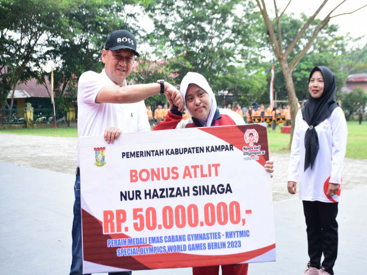Puncak Peringatan Haornas Ke 41 Tahun 2024 , Pj Bupati Kampar Serahkan Bonus Rp 50 Juta Kepada Nur Azizah
