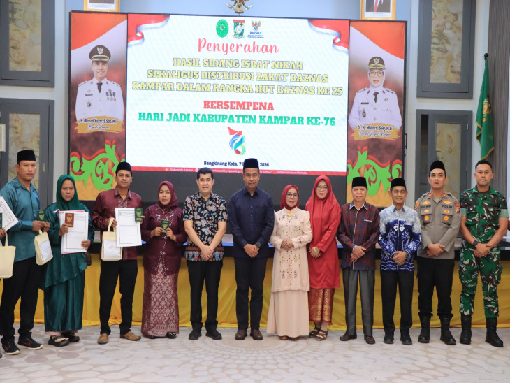 Bupati Dan Wakil Bupati Kampar Serahkan Surat Nikah Hasil Sidang Isbath Serta Distribusi Bantuan Baznas Kab. Kampar