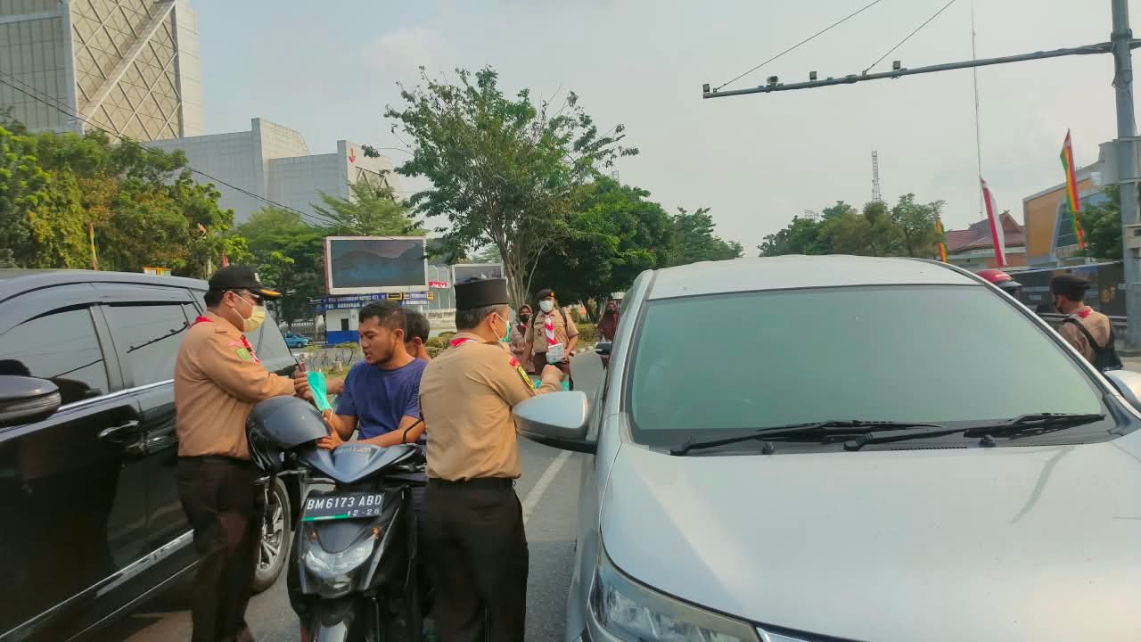 Pramuka Pekanbaru Turun ke Jalan Bagikan Masker kepada Pengendara