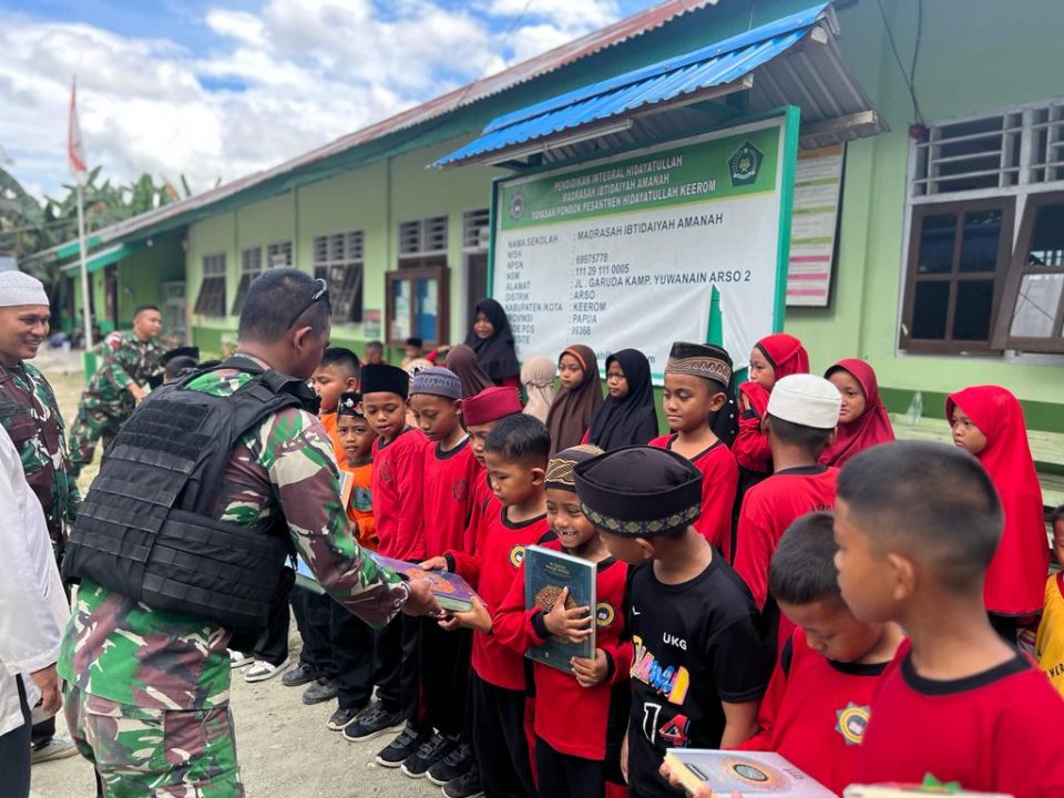 Sambut Bulan Ramadhan Satgas Yonif 132/BS Sambangi Serta Bagikan Al-Quran Kepada Santri Pesantren Di Perbatasan Papua.