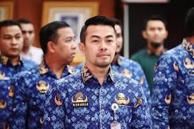 Sore ini, Risnandar Mahiwa resmi ditunjuk sebagai Pelaksana Tugas Walikota Pekanbaru menggantikan Muflihun.