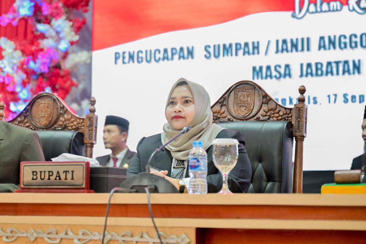 45 Anggota DPRD Diambil Sumpah, Bupati Kasmarni Ucapkan Selamat dan Tahniah