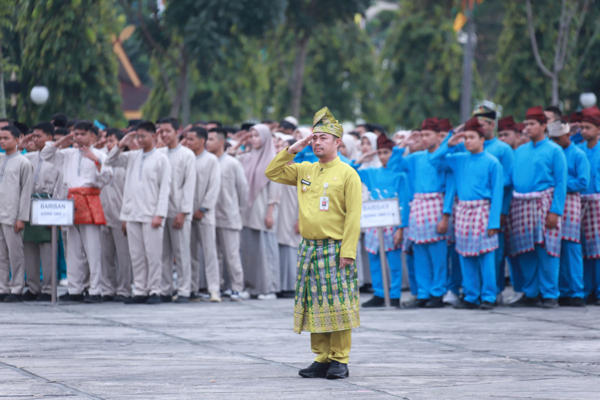Pj Walikota Pekanbaru Jadi Komandan Upacara di HUT ke-67 Provinsi Riau