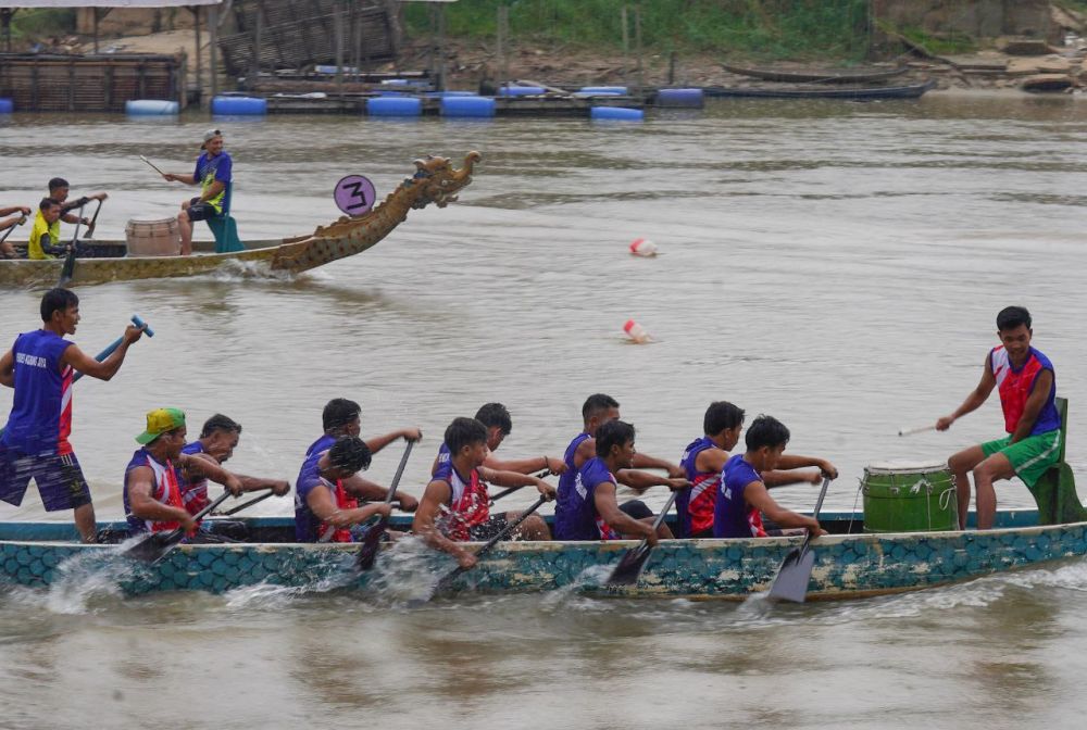 Dibuka Sekdaprov Riau SF Hariyanto, Ratusan Warga Ramaikan Pacu Sampan Buluh Cina