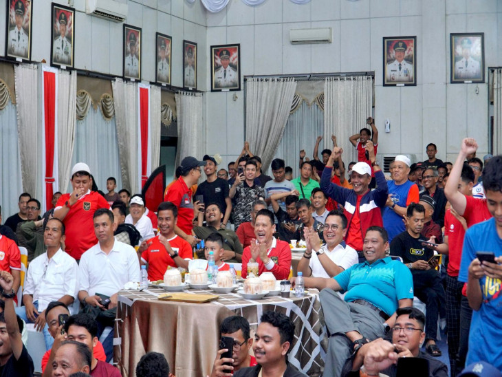 Pj Bupati Kampar Nobar Semi Final Piala Asia U-23, Indonesia Melawan Uzbekistan Bersama Masyarakat Di Halaman dan Aula Rumah Dinas Bupati Kampar.