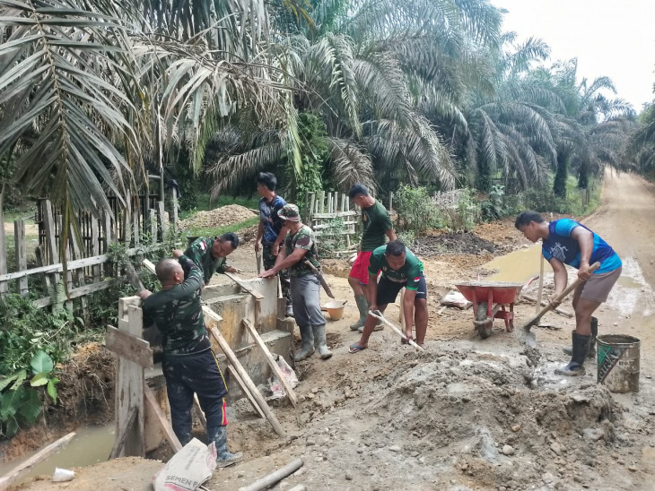 Memperkuat Infrastruktur Desa: Pemasangan Gorong-Gorong di Jalan Desa Pulo Pencong - Desa Danau Sontul oleh Satgas TMMD Kodim 0313/KPR.