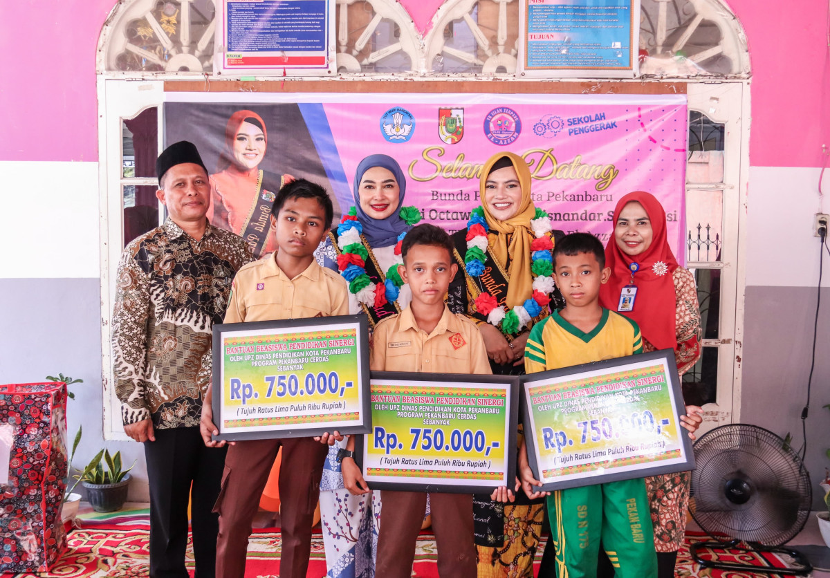 Tinjau Posyandu dan TK di Payung Sekaki, Pj Ketua TP PKK Pekanbaru Salurkan Bantuan Pendidikan