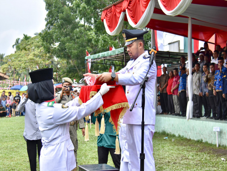 Dalam Rangka Memperingati Detik-Detik Proklamasi Kemerdekaan RI, Pemerintah Kecamatan Kuok Lakukan Upacara Bendera Merah Putih.