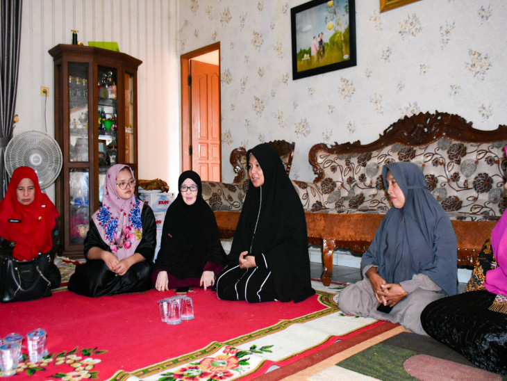 Pj. Ketua TP PKK Kab. Kampar Lakukan Takziah Ke Rumah Duka Almarhumah Hj. Sri Widiati.